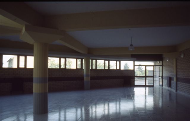 Spazio interno, i pliastri cilindrici sono segnati da fasce colorate e sormontati da grandi capitelli.